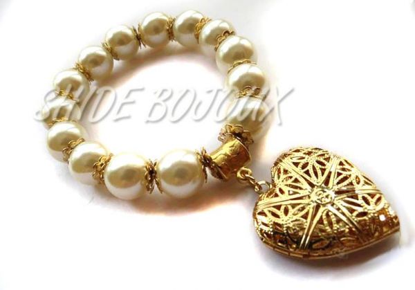 PULSEIRA COM PÉROLAS E RELICÁRIO DE CORAÇÃO EM SILICONE