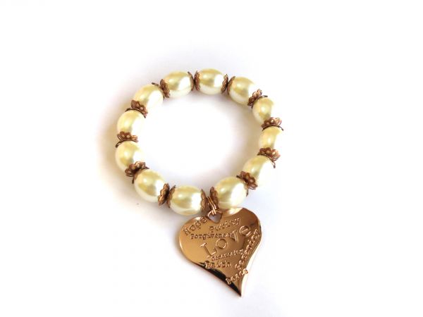 PULSEIRA PÉROLA COM PINGENTES CORAÇÃO COD.037